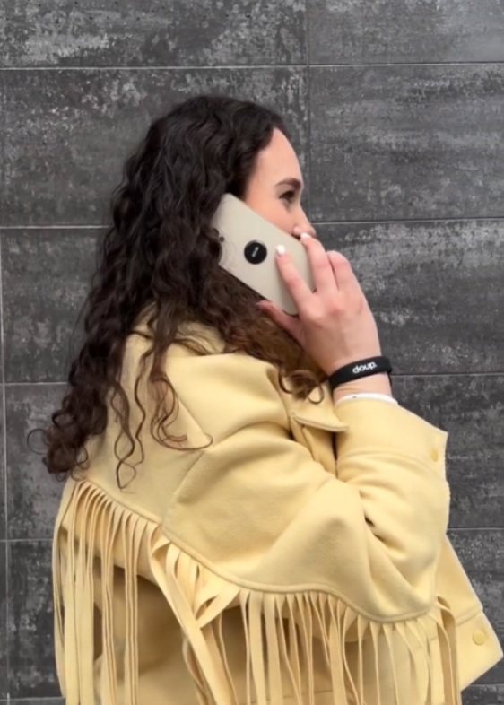 girl_with_phone